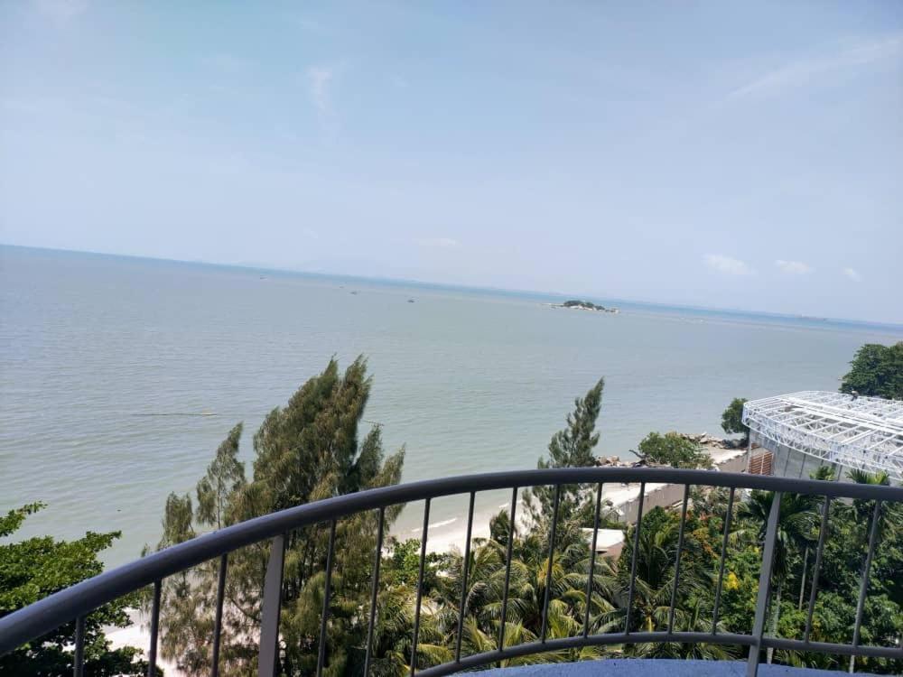 Beachfront Full Sea Penang Танджунг-Бунга Экстерьер фото