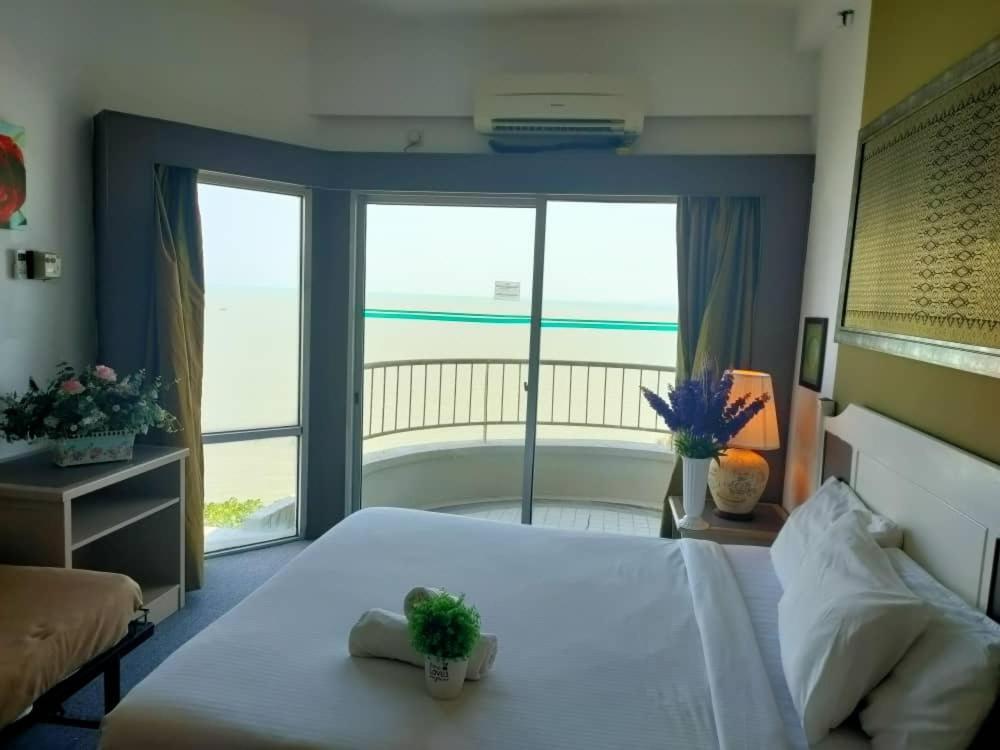 Beachfront Full Sea Penang Танджунг-Бунга Экстерьер фото