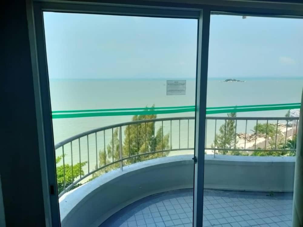 Beachfront Full Sea Penang Танджунг-Бунга Экстерьер фото